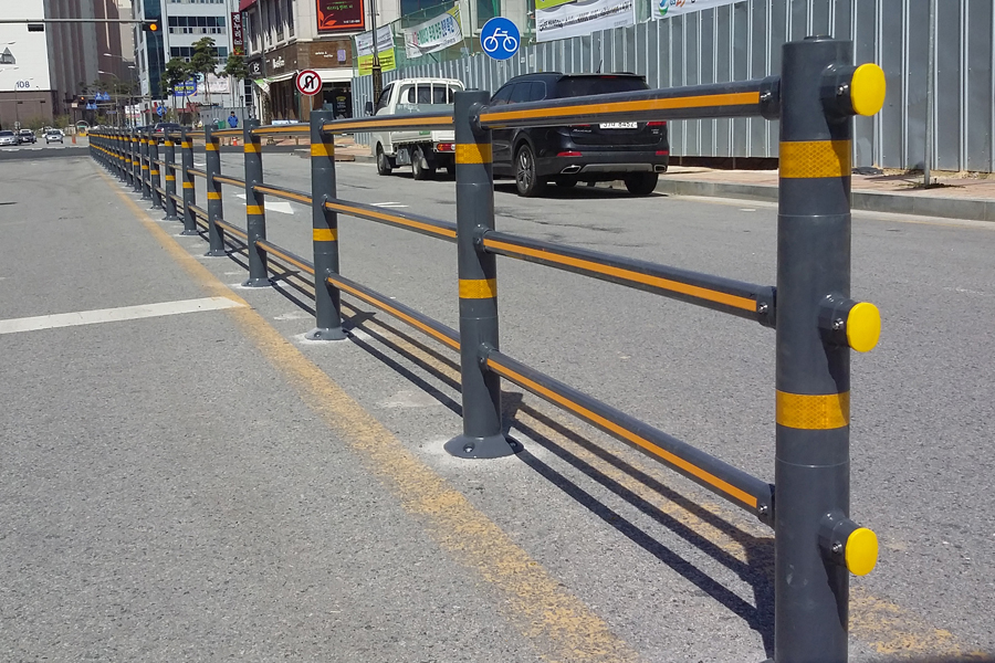 [실적사진] 차선분리대 일반 – 익산 경찰서 앞 설치 사진 표지